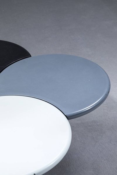 ISAO HOSOE  ANN MARINELLI : Tavolino in legno laccato formato da quattro cerchi mobili poggianti su basi in legno laccato. Prod. Arflex anni '80 cm 42 5x88x88  Difetti  - Asta Design - Associazione Nazionale - Case d'Asta italiane