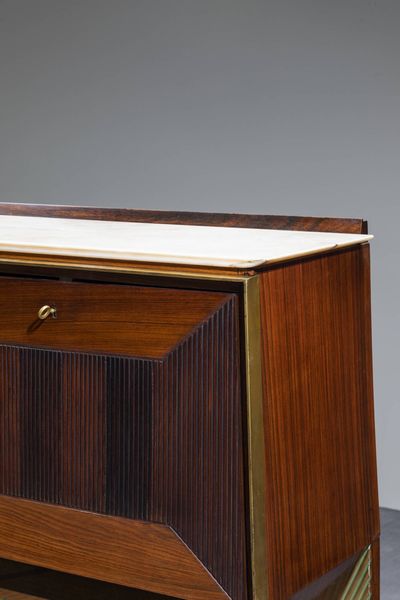 I PALAZZI DELL'ARTE CANTU' : Credenza in legno  legno intagliato  ottone  piano in marmo  e vetro specchiato.  Prod. I Palazzi dell'Arte di Cant anni '50 cm 133x181x43  - Asta Design - Associazione Nazionale - Case d'Asta italiane