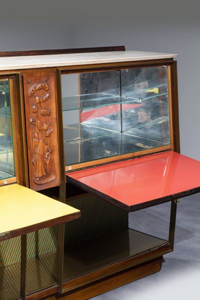 I PALAZZI DELL'ARTE CANTU' : Credenza in legno  legno intagliato  ottone  piano in marmo  e vetro specchiato.  Prod. I Palazzi dell'Arte di Cant anni '50 cm 133x181x43  - Asta Design - Associazione Nazionale - Case d'Asta italiane