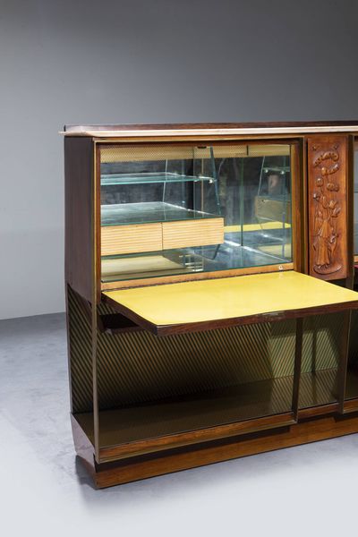 I PALAZZI DELL'ARTE CANTU' : Credenza in legno  legno intagliato  ottone  piano in marmo  e vetro specchiato.  Prod. I Palazzi dell'Arte di Cant anni '50 cm 133x181x43  - Asta Design - Associazione Nazionale - Case d'Asta italiane