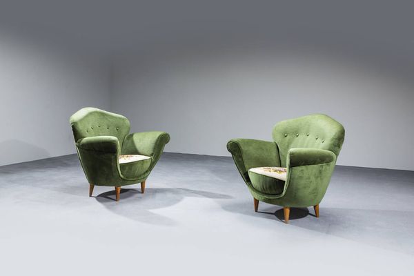 PRODUZIONE ITALIANA : Coppia di poltrone con piedi in legno e imbottitura rivestita in velluto. Anni '50 cm 85x85x75  - Asta Design - Associazione Nazionale - Case d'Asta italiane
