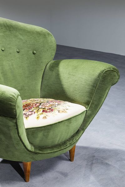 PRODUZIONE ITALIANA : Coppia di poltrone con piedi in legno e imbottitura rivestita in velluto. Anni '50 cm 85x85x75  - Asta Design - Associazione Nazionale - Case d'Asta italiane