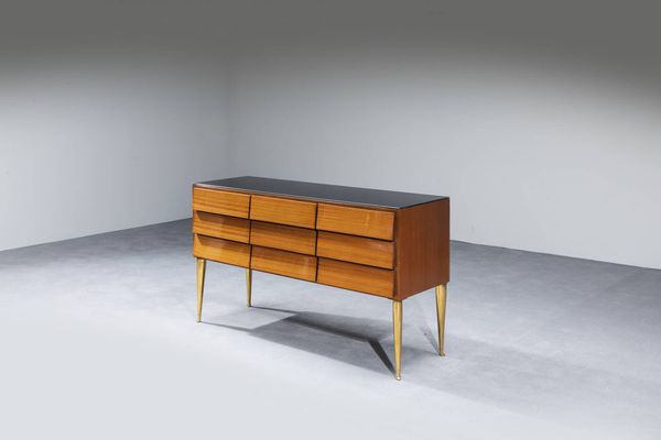 SCHIROLLI : Cassettiera con struttura in legno impiallacciato  piano in vetro colorato gambe in ottone. Etichetta del Produttore Anni '50 cm 73x129 5x39 5  - Asta Design - Associazione Nazionale - Case d'Asta italiane