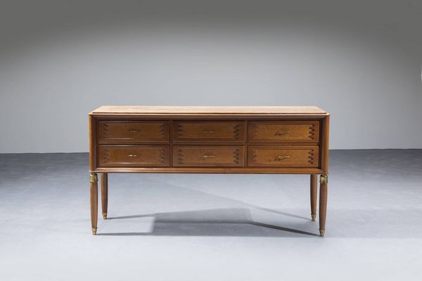 PRODUZIONE ITALIANA : Cassettiera in legno chiaro  piano in marmo  particolari in ottone. Anni '50 cm 89 5x167x41  Difetti  - Asta Design - Associazione Nazionale - Case d'Asta italiane