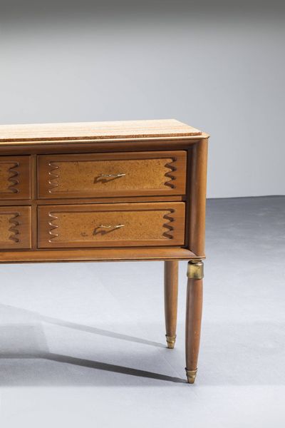 PRODUZIONE ITALIANA : Cassettiera in legno chiaro  piano in marmo  particolari in ottone. Anni '50 cm 89 5x167x41  Difetti  - Asta Design - Associazione Nazionale - Case d'Asta italiane