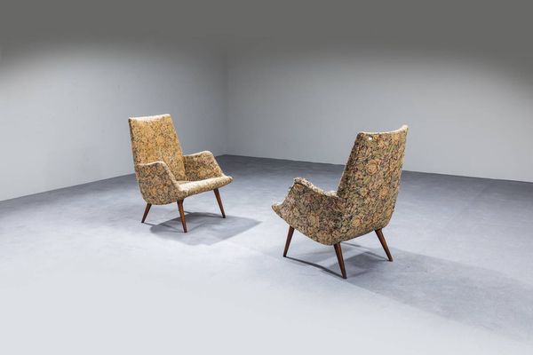 Carlo De Carli : Sostegni in legno e   tessuto  imbottito. Prod. Cassina 1955 cm 87x60x80 Bibl.: G. Bosoni  Made in Cassina  Milano  2008  pag. 165  Difetti  - Asta Design - Associazione Nazionale - Case d'Asta italiane