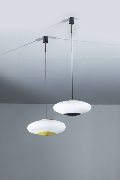 STILNOVO : Coppia di lampadari con vetro satinato e metallo verniciato.  Prod. Stilnovo anni '60 h cm 103x38  - Asta Design - Associazione Nazionale - Case d'Asta italiane