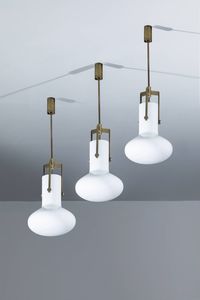IGNAZIO GARDELLA - Tre lampade a sospensione con struttura in ottone  diffusore in vetro satinato. Prod. Azucena anni '50 h cm 70 [..]