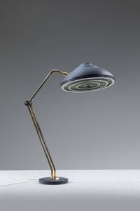 STILNOVO - Lampada da tavolo con struttura in ottone  base in ghisa e paralume in metallo laccato.  Prod. Stilnovo anni '70  [..]