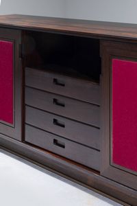 PRODUZIONE ITALIANA : Grande credenza in legno e ante rivestite in tessuto. Anni '70 cm 85x207x48  Difetti  - Asta Design - Associazione Nazionale - Case d'Asta italiane