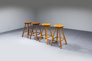 PRODUZIONE ITALIANA : Quattro sgabelli in legno massello. Anni '60 cm 74x46x46 (seduta) cm 37x37  - Asta Design - Associazione Nazionale - Case d'Asta italiane