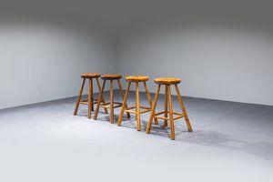 PRODUZIONE ITALIANA : Quattro sgabelli in legno massello. Anni '60 cm 74x46x46 (seduta) cm 37x37  - Asta Design - Associazione Nazionale - Case d'Asta italiane