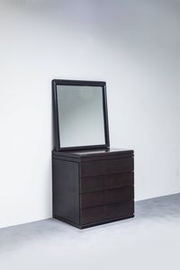 PRODUZIONE ITALIANA - Cassettiera toeletta con specchio in legno laccato. Anni '70 cm 74x55x70 h cm 150 (max) specchio cm 77x70