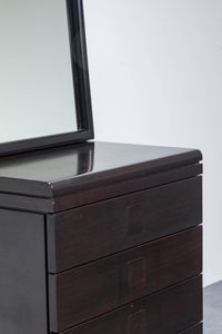 PRODUZIONE ITALIANA : Cassettiera toeletta con specchio in legno laccato. Anni '70 cm 74x55x70 h cm 150 (max) specchio cm 77x70  - Asta Design - Associazione Nazionale - Case d'Asta italiane