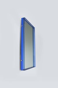 PRODUZIONE ITALIANA : Specchio con bordo in vetro colorato blu e struttura in metallo.  Anni '70 cm 91x59x7  - Asta Design - Associazione Nazionale - Case d'Asta italiane