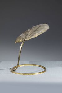TOMMASO BARBI : Lampada da tavolo a una foglia in ottone. Anni '70 h cm 60x68x53  - Asta Design - Associazione Nazionale - Case d'Asta italiane