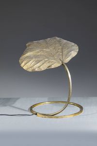 TOMMASO BARBI : Lampada da tavolo a una foglia in ottone. Anni '70 h cm 60x68x53  - Asta Design - Associazione Nazionale - Case d'Asta italiane
