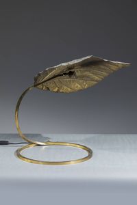 TOMMASO BARBI : Lampada da tavolo a una foglia in ottone. Anni '70 h cm 60x68x53  - Asta Design - Associazione Nazionale - Case d'Asta italiane