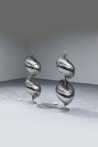 HENRI MATHIEU - Coppia di lampade da terra in alluminio spazzolato. Anni '70  h cm 105