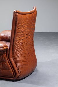 PRODUZIONE ITALIANA : Coppia di poltrone in pelle. Anni '70 cm 96x100x75  Difetti  - Asta Design - Associazione Nazionale - Case d'Asta italiane