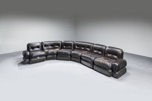 PRODUZIONE ITALIANA - Grande divano modulare in pelle con struttura in acciaio.  Anni '70 ca. cm 67x330x210