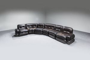 PRODUZIONE ITALIANA : Grande divano modulare in pelle con struttura in acciaio.  Anni '70 ca. cm 67x330x210  - Asta Design - Associazione Nazionale - Case d'Asta italiane