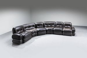 PRODUZIONE ITALIANA : Grande divano modulare in pelle con struttura in acciaio.  Anni '70 ca. cm 67x330x210  - Asta Design - Associazione Nazionale - Case d'Asta italiane
