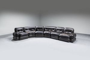 PRODUZIONE ITALIANA : Grande divano modulare in pelle con struttura in acciaio.  Anni '70 ca. cm 67x330x210  - Asta Design - Associazione Nazionale - Case d'Asta italiane