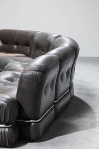 PRODUZIONE ITALIANA : Grande divano modulare in pelle con struttura in acciaio.  Anni '70 ca. cm 67x330x210  - Asta Design - Associazione Nazionale - Case d'Asta italiane