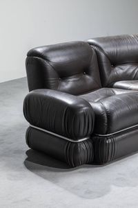 PRODUZIONE ITALIANA : Grande divano modulare in pelle con struttura in acciaio.  Anni '70 ca. cm 67x330x210  - Asta Design - Associazione Nazionale - Case d'Asta italiane