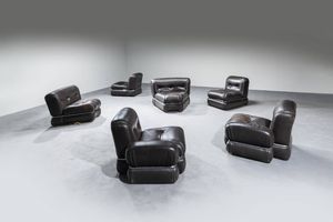 PRODUZIONE ITALIANA : Grande divano modulare in pelle con struttura in acciaio.  Anni '70 ca. cm 67x330x210  - Asta Design - Associazione Nazionale - Case d'Asta italiane