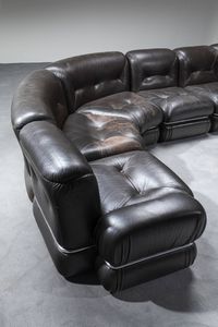 PRODUZIONE ITALIANA : Grande divano modulare in pelle con struttura in acciaio.  Anni '70 ca. cm 67x330x210  - Asta Design - Associazione Nazionale - Case d'Asta italiane