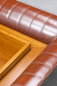 FRAU : Tavolino in pelle con contenitore in legno. Prod. Poltrona Frau anni '70 cm 36x109x109  - Asta Design - Associazione Nazionale - Case d'Asta italiane