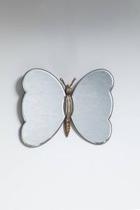 PRODUZIONE ITALIANA - Specchio a forma di farfalla legno tornito  bordo in ottone e vetro specchiato. Anni '40 cm 61x75 5
