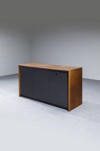AFRA E TOBIA SCARPA : Credenza della serie Artona impiallaciato in legno di noce. Prod. Maxalto anni '70 cm 80x149x53 Bibl.: Catalogo produzione Maxalto  Difetti  - Asta Design - Associazione Nazionale - Case d'Asta italiane