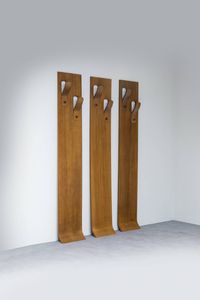 PRODUZIONE ITALIANA - Tre appendiabiti in legno curvo.  Anni '70 cm 178x30x10 cad.  Difetti