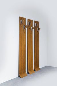 PRODUZIONE ITALIANA : Tre appendiabiti in legno curvo.  Anni '70 cm 178x30x10 cad.  Difetti  - Asta Design - Associazione Nazionale - Case d'Asta italiane