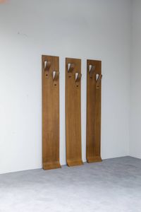 PRODUZIONE ITALIANA : Tre appendiabiti in legno curvo.  Anni '70 cm 178x30x10 cad.  Difetti  - Asta Design - Associazione Nazionale - Case d'Asta italiane