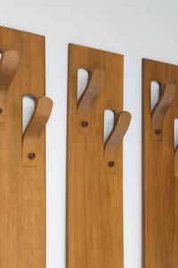 PRODUZIONE ITALIANA : Tre appendiabiti in legno curvo.  Anni '70 cm 178x30x10 cad.  Difetti  - Asta Design - Associazione Nazionale - Case d'Asta italiane