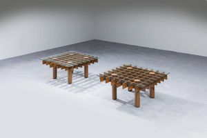 PRODUZIONE ITALIANA - Coppia di tavolini con struttura a doghe in legno  piano in vetro. Anni '70 cm 34 5x76x76
