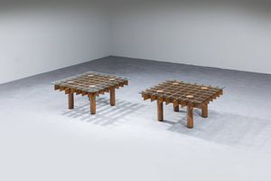 PRODUZIONE ITALIANA : Coppia di tavolini con struttura a doghe in legno  piano in vetro. Anni '70 cm 34 5x76x76  - Asta Design - Associazione Nazionale - Case d'Asta italiane