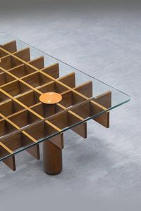 PRODUZIONE ITALIANA : Coppia di tavolini con struttura a doghe in legno  piano in vetro. Anni '70 cm 34 5x76x76  - Asta Design - Associazione Nazionale - Case d'Asta italiane