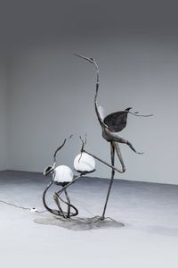 PRODUZIONE ITALIANA - Piantana in ferro battuto in foggia di airone. Anni '60  h cm 150x105