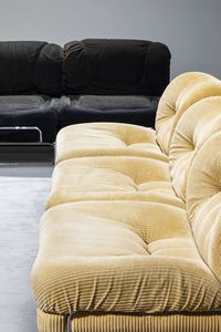 PRODUZIONE ITALIANA : Set composto da divano modulare e poltrone con struttura in acciaio cromato  imbottitura rivestita in velluto. Anni '70 cm 74x71x80  - Asta Design - Associazione Nazionale - Case d'Asta italiane