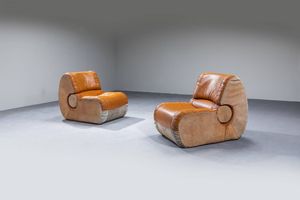 PRODUZIONE ITALIANA - Coppia di poltrone con imbottitura rivestita in pelle e camoscio. Anni '60 cm 78x67x100  Difetti