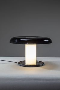 PRODUZIONE ITALIANA : Lampada da tavolo con base in metallo  paralume  e struttura in vetro a due colori. h cm 30x47  - Asta Design - Associazione Nazionale - Case d'Asta italiane
