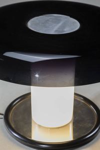 PRODUZIONE ITALIANA : Lampada da tavolo con base in metallo  paralume  e struttura in vetro a due colori. h cm 30x47  - Asta Design - Associazione Nazionale - Case d'Asta italiane