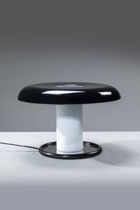 PRODUZIONE ITALIANA : Lampada da tavolo con base in metallo  paralume  e struttura in vetro a due colori. h cm 30x47  - Asta Design - Associazione Nazionale - Case d'Asta italiane