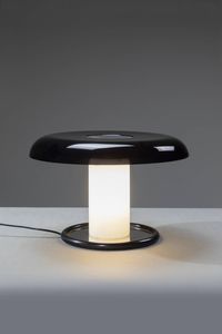 PRODUZIONE ITALIANA : Lampada da tavolo con base in metallo  paralume  e struttura in vetro a due colori. h cm 30x47  - Asta Design - Associazione Nazionale - Case d'Asta italiane