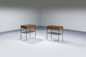 PRODUZIONE ITALIANA - Coppia di comodini in ottone e legno con piani in vetro.  Anni '70  cm 58x55x35 5